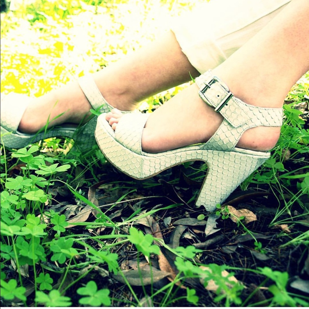 Light Grey Italian Textured Leather Heel Sandal - Picture 2 of 5